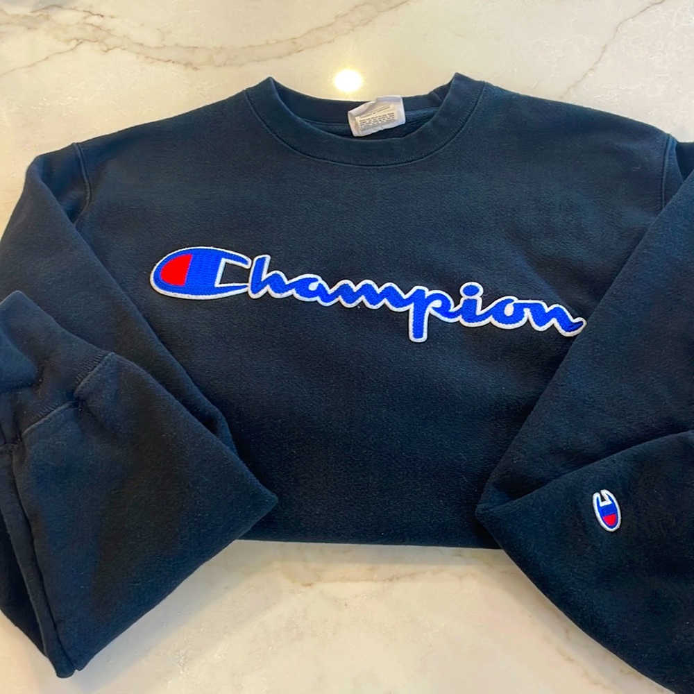 LIKE NEW CHAMPION SWEATSHIRT